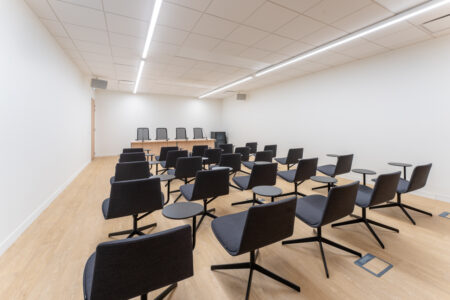 aménagement d'espaces et agencement de bureau du nouveau palais des sports de caen la mer : bureaux ergonomiques, assis-debout, sièges et fauteuils ergonomiques, cloisons acoustiques, conférence, réunion, salon VIP, chaises hautes, cafétéria, bar, direction
