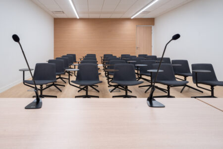 aménagement d'espaces et agencement de bureau du nouveau palais des sports de caen la mer : bureaux ergonomiques, assis-debout, sièges et fauteuils ergonomiques, cloisons acoustiques, conférence, réunion, salon VIP, chaises hautes, cafétéria, bar, direction