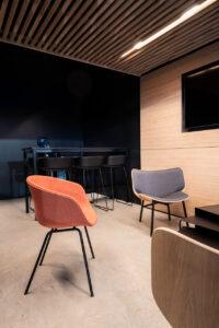 aménagement d'espaces et agencement de bureau du nouveau palais des sports de caen la mer : bureaux ergonomiques, assis-debout, sièges et fauteuils ergonomiques, cloisons acoustiques, conférence, réunion, salon VIP, chaises hautes, cafétéria, bar, direction