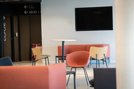 aménagement d'espaces et agencement de bureau du nouveau palais des sports de caen la mer : bureaux ergonomiques, assis-debout, sièges et fauteuils ergonomiques, cloisons acoustiques, conférence, réunion, salon VIP, chaises hautes, cafétéria, bar, direction