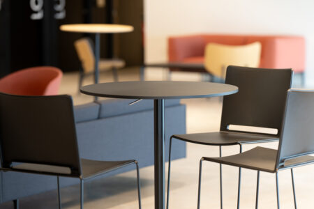 aménagement d'espaces et agencement de bureau du nouveau palais des sports de caen la mer : bureaux ergonomiques, assis-debout, sièges et fauteuils ergonomiques, cloisons acoustiques, conférence, réunion, salon VIP, chaises hautes, cafétéria, bar, direction