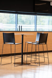 aménagement d'espaces et agencement de bureau du nouveau palais des sports de caen la mer : bureaux ergonomiques, assis-debout, sièges et fauteuils ergonomiques, cloisons acoustiques, conférence, réunion, salon VIP, chaises hautes, cafétéria, bar, direction
