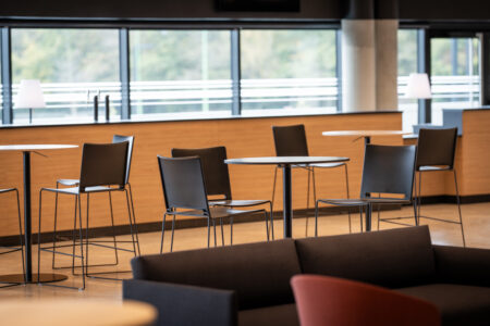 aménagement d'espaces et agencement de bureau du nouveau palais des sports de caen la mer : bureaux ergonomiques, assis-debout, sièges et fauteuils ergonomiques, cloisons acoustiques, conférence, réunion, salon VIP, chaises hautes, cafétéria, bar, direction