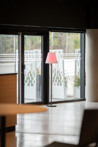 aménagement d'espaces et agencement de bureau du nouveau palais des sports de caen la mer : bureaux ergonomiques, assis-debout, sièges et fauteuils ergonomiques, cloisons acoustiques, conférence, réunion, salon VIP, chaises hautes, cafétéria, bar, direction