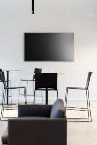 aménagement d'espaces et agencement de bureau du nouveau palais des sports de caen la mer : bureaux ergonomiques, assis-debout, sièges et fauteuils ergonomiques, cloisons acoustiques, conférence, réunion, salon VIP, chaises hautes, cafétéria, bar, direction