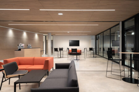 aménagement d'espaces et agencement de bureau du nouveau palais des sports de caen la mer : bureaux ergonomiques, assis-debout, sièges et fauteuils ergonomiques, cloisons acoustiques, conférence, réunion, salon VIP, chaises hautes, cafétéria, bar, direction