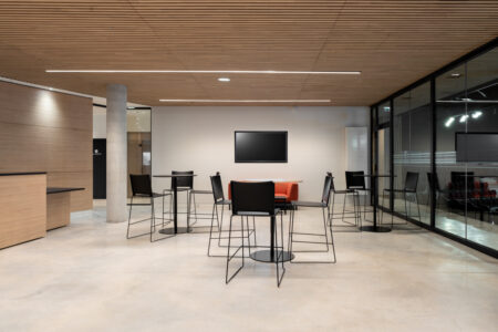 aménagement d'espaces et agencement de bureau du nouveau palais des sports de caen la mer : bureaux ergonomiques, assis-debout, sièges et fauteuils ergonomiques, cloisons acoustiques, conférence, réunion, salon VIP, chaises hautes, cafétéria, bar, direction