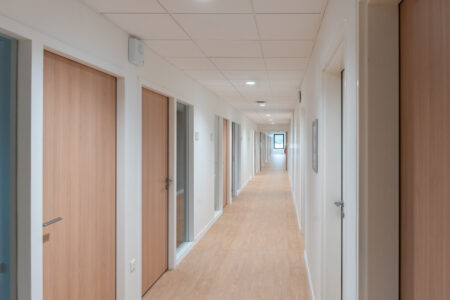 aménagement d'espaces et agencement de bureau du nouveau palais des sports de caen la mer : bureaux ergonomiques, assis-debout, sièges et fauteuils ergonomiques, cloisons acoustiques, conférence, réunion, salon VIP, chaises hautes, cafétéria, bar, direction