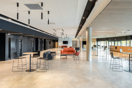 aménagement d'espaces et agencement de bureau du nouveau palais des sports de caen la mer : bureaux ergonomiques, assis-debout, sièges et fauteuils ergonomiques, cloisons acoustiques, conférence, réunion, salon VIP, chaises hautes, cafétéria, bar, direction