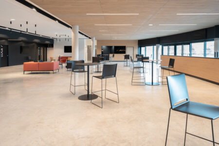 aménagement d'espaces et agencement de bureau du nouveau palais des sports de caen la mer : bureaux ergonomiques, assis-debout, sièges et fauteuils ergonomiques, cloisons acoustiques, conférence, réunion, salon VIP, chaises hautes, cafétéria, bar, direction