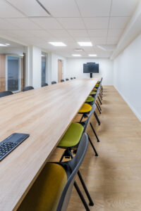 aménagement d'espaces et agencement de bureau du nouveau palais des sports de caen la mer : bureaux ergonomiques, assis-debout, sièges et fauteuils ergonomiques, cloisons acoustiques, conférence, réunion, salon VIP, chaises hautes, cafétéria, bar, direction