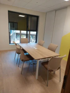 aménagement du SDEM, syndicat départemental de l'énergie de la manche : 900 m² aménagé, 24 postes de travail, 1 cafétéria, 1 salle de réunion 60 places, 1 espace accueil, rayonnage d'archives