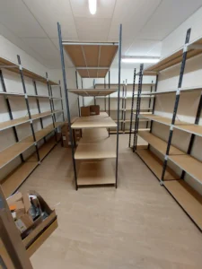aménagement du SDEM, syndicat départemental de l'énergie de la manche : 900 m² aménagé, 24 postes de travail, 1 cafétéria, 1 salle de réunion 60 places, 1 espace accueil, rayonnage d'archives