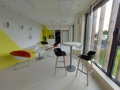 aménagement du SDEM, syndicat départemental de l'énergie de la manche : 900 m² aménagé, 24 postes de travail, 1 cafétéria, 1 salle de réunion 60 places, 1 espace accueil, rayonnage d'archives