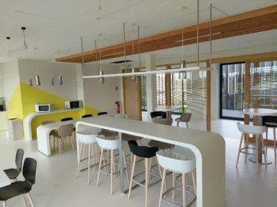 aménagement du SDEM, syndicat départemental de l'énergie de la manche : 900 m² aménagé, 24 postes de travail, 1 cafétéria, 1 salle de réunion 60 places, 1 espace accueil, rayonnage d'archives