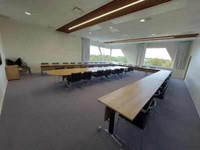 aménagement du SDEM, syndicat départemental de l'énergie de la manche : 900 m² aménagé, 24 postes de travail, 1 cafétéria, 1 salle de réunion 60 places, 1 espace accueil, rayonnage d'archives