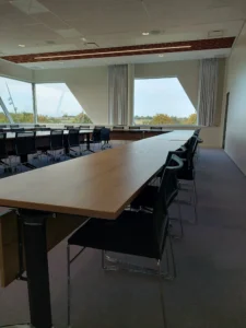 aménagement du SDEM, syndicat départemental de l'énergie de la manche : 900 m² aménagé, 24 postes de travail, 1 cafétéria, 1 salle de réunion 60 places, 1 espace accueil, rayonnage d'archives