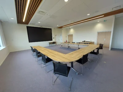 aménagement du SDEM, syndicat départemental de l'énergie de la manche : 900 m² aménagé, 24 postes de travail, 1 cafétéria, 1 salle de réunion 60 places, 1 espace accueil, rayonnage d'archives