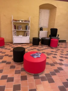 aménagement de l'abbaye de montivilliers : poufs lounge, présentoirs, chaises lounge, banque d'accueil, restauration