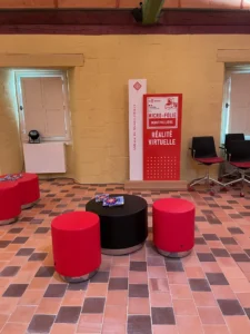 aménagement de l'abbaye de montivilliers : poufs lounge, présentoirs, chaises lounge, banque d'accueil, restauration