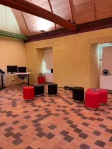 aménagement de l'abbaye de montivilliers : poufs lounge, présentoirs, chaises lounge, banque d'accueil, restauration