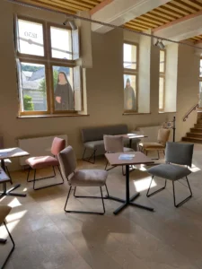 aménagement de l'abbaye de montivilliers : poufs lounge, présentoirs, chaises lounge, banque d'accueil, restauration