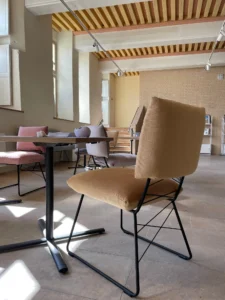 aménagement de l'abbaye de montivilliers : poufs lounge, présentoirs, chaises lounge, banque d'accueil, restauration