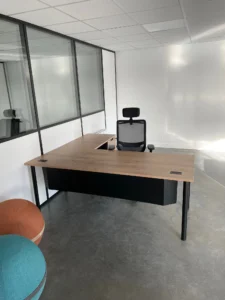 aménagement pour la société ALGEMA, au havre : fauteuils ergonomiques, table de réunion, comptoir d'accueil