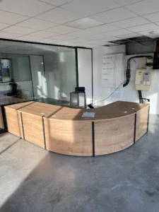 aménagement pour la société ALGEMA, au havre : fauteuils ergonomiques, table de réunion, comptoir d'accueil
