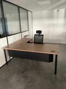 aménagement pour la société ALGEMA, au havre : fauteuils ergonomiques, table de réunion, comptoir d'accueil