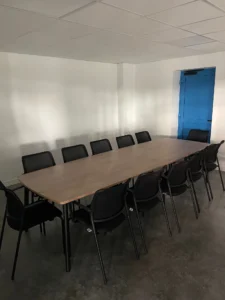 aménagement pour la société ALGEMA, au havre : fauteuils ergonomiques, table de réunion, comptoir d'accueil