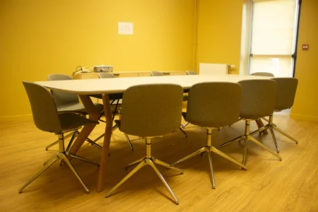 aménagement d'espace de la communauté de communes de la vallée de la haute sarthe : bureau de direction et fauteuil de direction, plusieurs bureaux opératifs pour collaborateurs, salle de pause, fauteuils ergonomiques