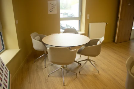 aménagement d'espace de la communauté de communes de la vallée de la haute sarthe : bureau de direction et fauteuil de direction, plusieurs bureaux opératifs pour collaborateurs, salle de pause, fauteuils ergonomiques