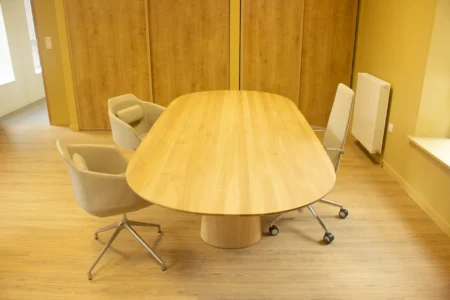 aménagement d'espace de la communauté de communes de la vallée de la haute sarthe : bureau de direction et fauteuil de direction, plusieurs bureaux opératifs pour collaborateurs, salle de pause, fauteuils ergonomiques