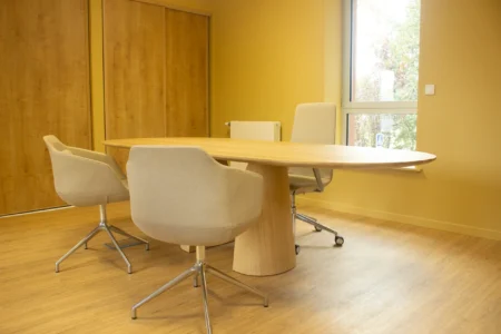 aménagement d'espace de la communauté de communes de la vallée de la haute sarthe : bureau de direction et fauteuil de direction, plusieurs bureaux opératifs pour collaborateurs, salle de pause, fauteuils ergonomiques