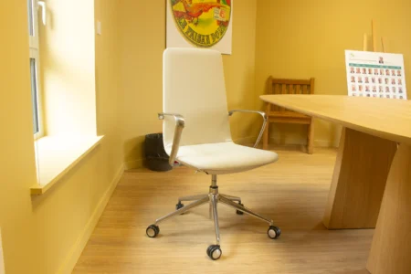 aménagement d'espace de la communauté de communes de la vallée de la haute sarthe : bureau de direction et fauteuil de direction, plusieurs bureaux opératifs pour collaborateurs, salle de pause, fauteuils ergonomiques