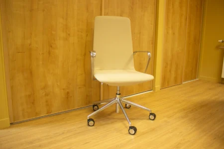 aménagement d'espace de la communauté de communes de la vallée de la haute sarthe : bureau de direction et fauteuil de direction, plusieurs bureaux opératifs pour collaborateurs, salle de pause, fauteuils ergonomiques