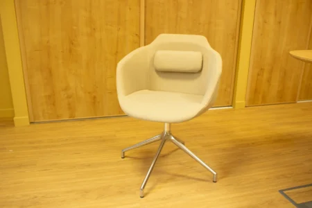 aménagement d'espace de la communauté de communes de la vallée de la haute sarthe : bureau de direction et fauteuil de direction, plusieurs bureaux opératifs pour collaborateurs, salle de pause, fauteuils ergonomiques