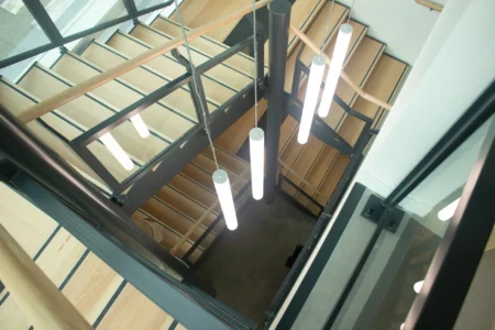 aménagement d'espace de la communauté de communes de la vallée de la haute sarthe : bureau de direction et fauteuil de direction, plusieurs bureaux opératifs pour collaborateurs, salle de pause, fauteuils ergonomiques
