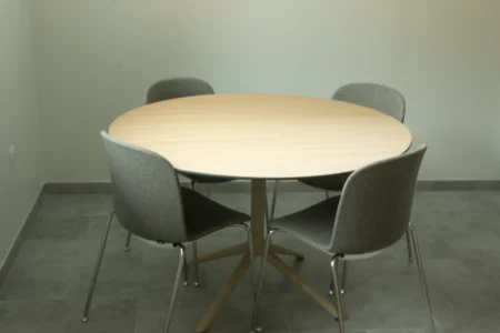 aménagement d'espace de la communauté de communes de la vallée de la haute sarthe : bureau de direction et fauteuil de direction, plusieurs bureaux opératifs pour collaborateurs, salle de pause, fauteuils ergonomiques
