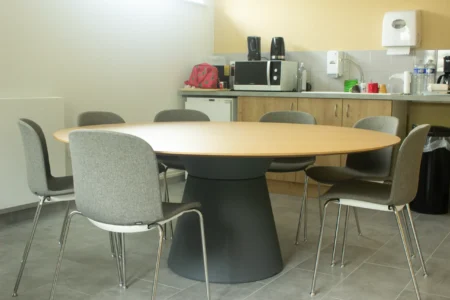 aménagement d'espace de la communauté de communes de la vallée de la haute sarthe : bureau de direction et fauteuil de direction, plusieurs bureaux opératifs pour collaborateurs, salle de pause, fauteuils ergonomiques