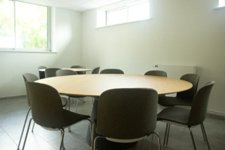 aménagement d'espace de la communauté de communes de la vallée de la haute sarthe : bureau de direction et fauteuil de direction, plusieurs bureaux opératifs pour collaborateurs, salle de pause, fauteuils ergonomiques