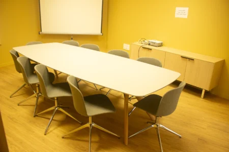 aménagement d'espace de la communauté de communes de la vallée de la haute sarthe : bureau de direction et fauteuil de direction, plusieurs bureaux opératifs pour collaborateurs, salle de pause, fauteuils ergonomiques