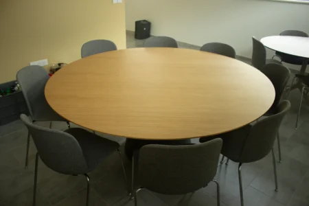 aménagement d'espace de la communauté de communes de la vallée de la haute sarthe : bureau de direction et fauteuil de direction, plusieurs bureaux opératifs pour collaborateurs, salle de pause, fauteuils ergonomiques