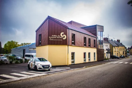 aménagement d'espace de la communauté de communes de la vallée de la haute sarthe : bureau de direction et fauteuil de direction, plusieurs bureaux opératifs pour collaborateurs, salle de pause, fauteuils ergonomiques