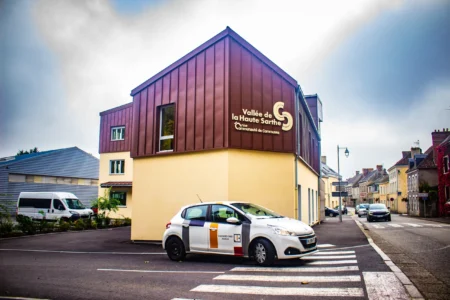 aménagement d'espace de la communauté de communes de la vallée de la haute sarthe : bureau de direction et fauteuil de direction, plusieurs bureaux opératifs pour collaborateurs, salle de pause, fauteuils ergonomiques