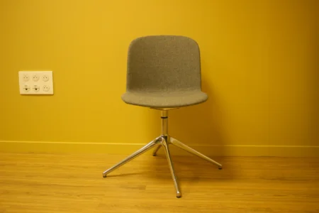 aménagement d'espace de la communauté de communes de la vallée de la haute sarthe : bureau de direction et fauteuil de direction, plusieurs bureaux opératifs pour collaborateurs, salle de pause, fauteuils ergonomiques