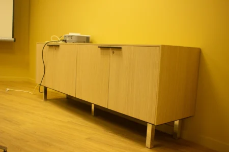 aménagement d'espace de la communauté de communes de la vallée de la haute sarthe : bureau de direction et fauteuil de direction, plusieurs bureaux opératifs pour collaborateurs, salle de pause, fauteuils ergonomiques, rangement