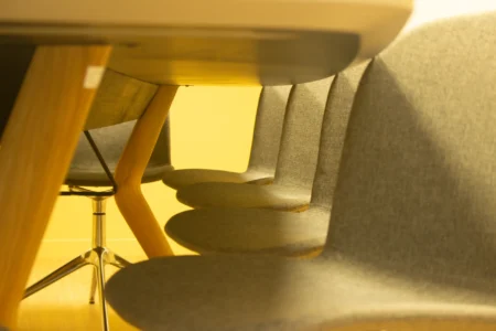 aménagement d'espace de la communauté de communes de la vallée de la haute sarthe : bureau de direction et fauteuil de direction, plusieurs bureaux opératifs pour collaborateurs, salle de pause, fauteuils ergonomiques