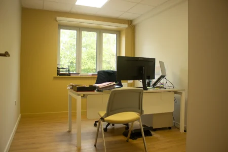 aménagement d'espace de la communauté de communes de la vallée de la haute sarthe : bureau de direction et fauteuil de direction, plusieurs bureaux opératifs pour collaborateurs, salle de pause, fauteuils ergonomiques